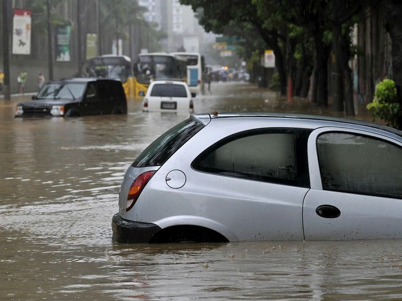 Seguro cobre danos nos carros em enchentes, mas há exceção